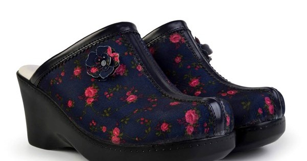 https://www.sabomar.com/Orion Rose Patterned Navy Lady Sabo Slippers
